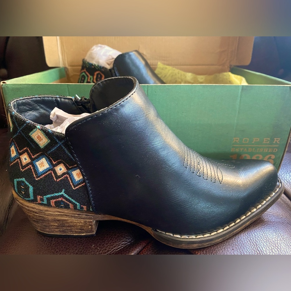 Roper size 7.5 Woman’s Ankle Boot (fits like a 7)